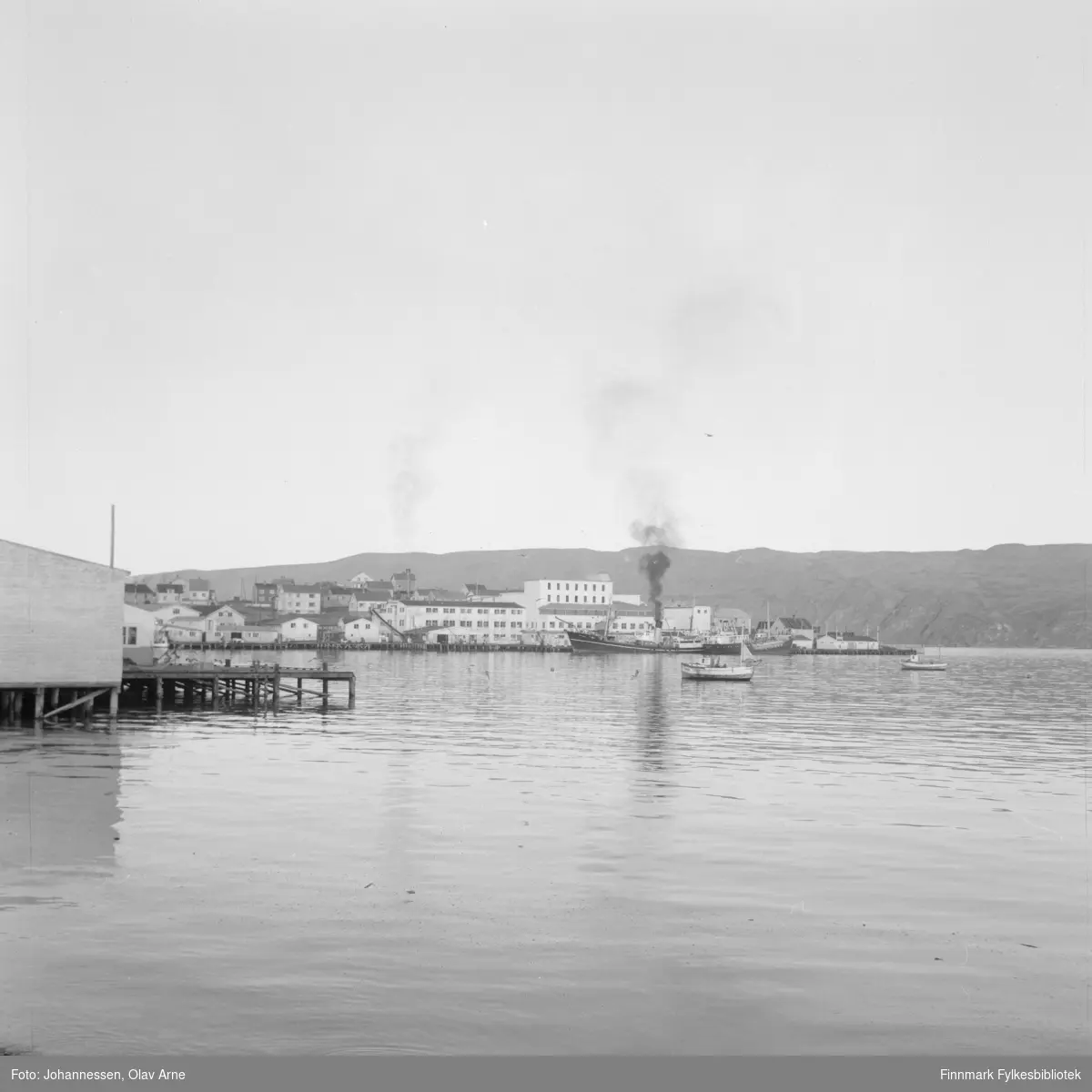 Foto av dampbåt ved gamle DS kai i Båtsfjord 

Foto trolig tatt på tidlig 1970-tallet
