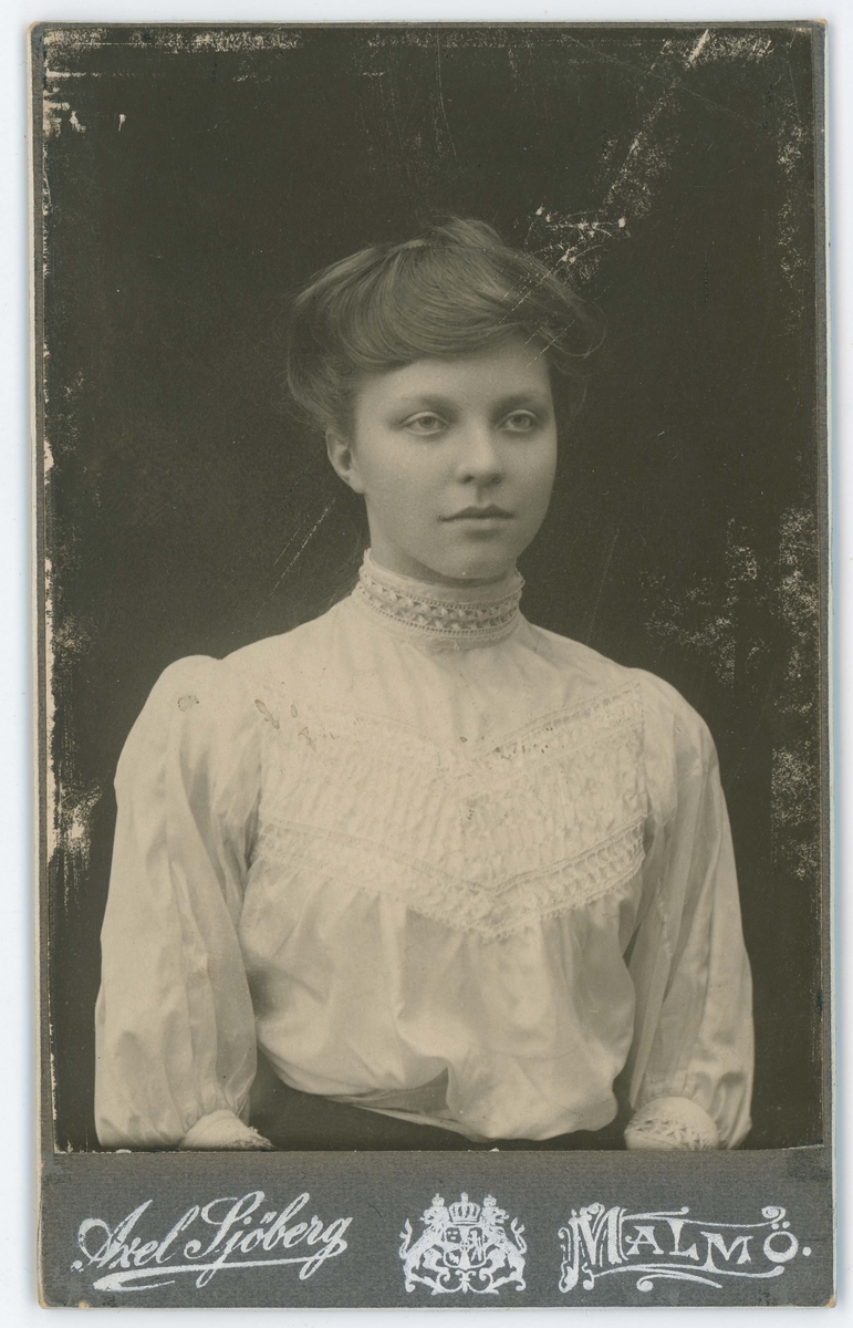 Porträtt på Astrid Frumerie, född Heap-Åberg.
