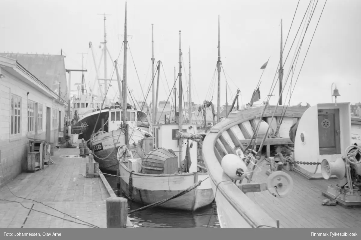 Båt med nummer F3BD ved en av Trygve Nilsenkaiene (trolig) i Båtsfjord, Finnmark 

Foto trolig tatt på 1970-tallet

