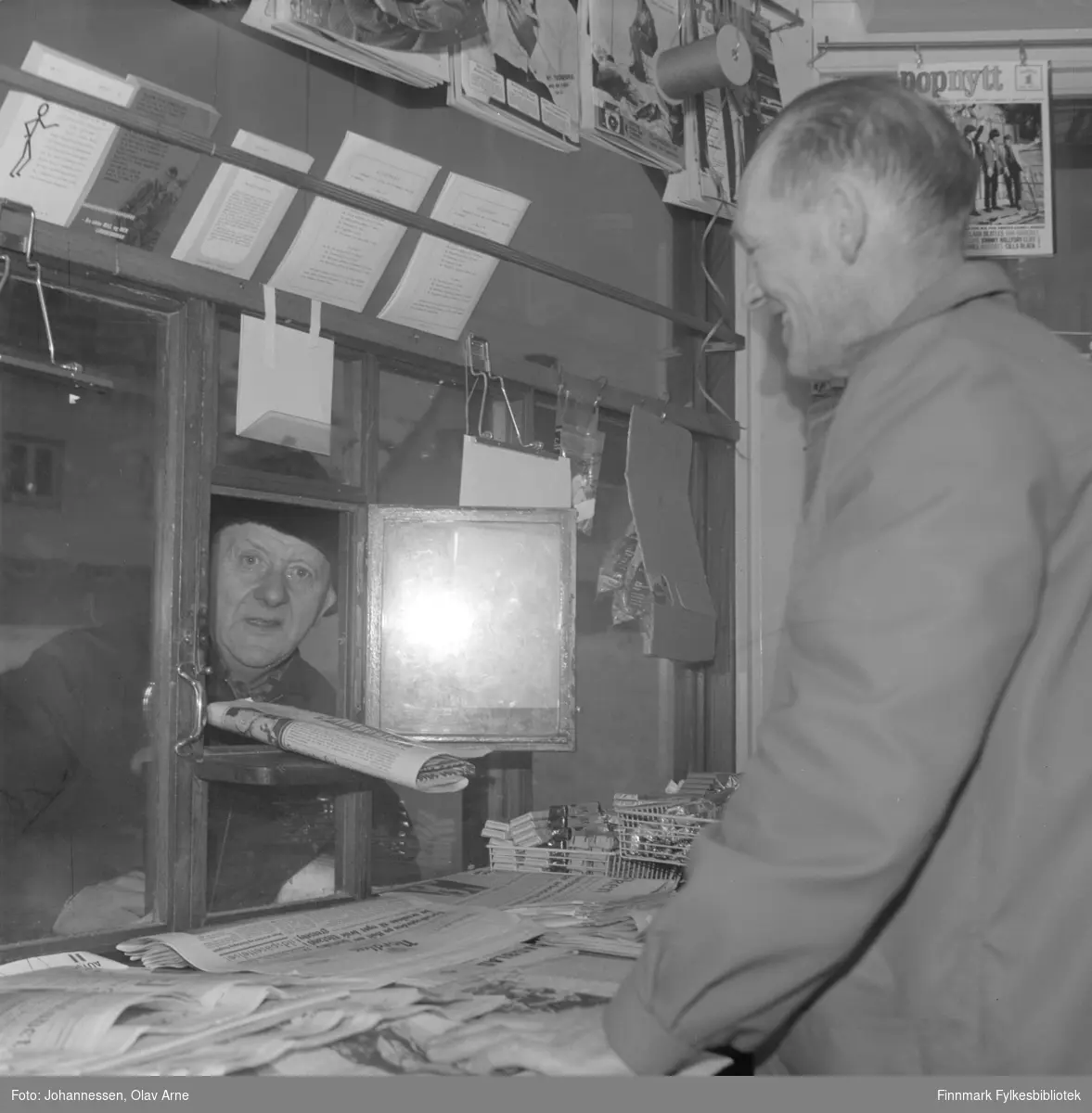 Foto av Ragnvald Johansen i sin kiosk i Skolegata i Båtsfjord 

Foto trolig tatt på  1960/70-tallet