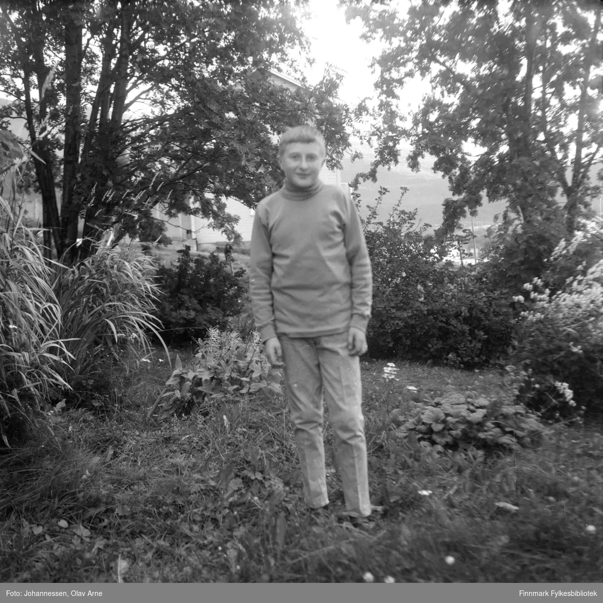 Foto av ukjent gutt i en hage

Foto trolig tatt på  1960/70-tallet