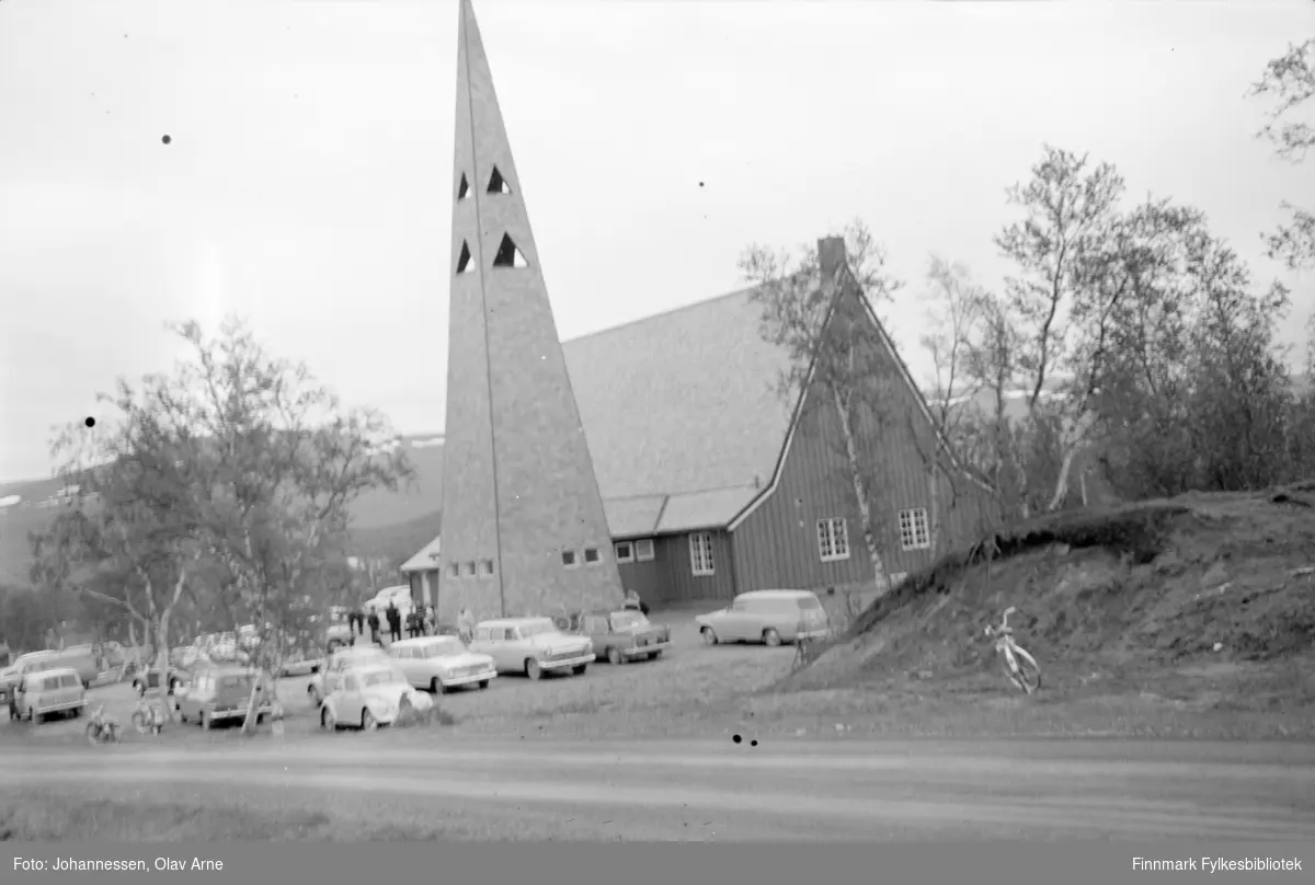 Foto av Tana kirke

Foto trolig tatt en gang mellom 1964 - 1970-tallet