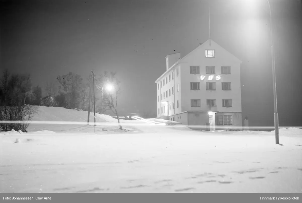 VDS (Vesteraalens Dampskibsselskab) rederikontor Stokmarknes

Foto trolig tatt på  1960/70-tallet