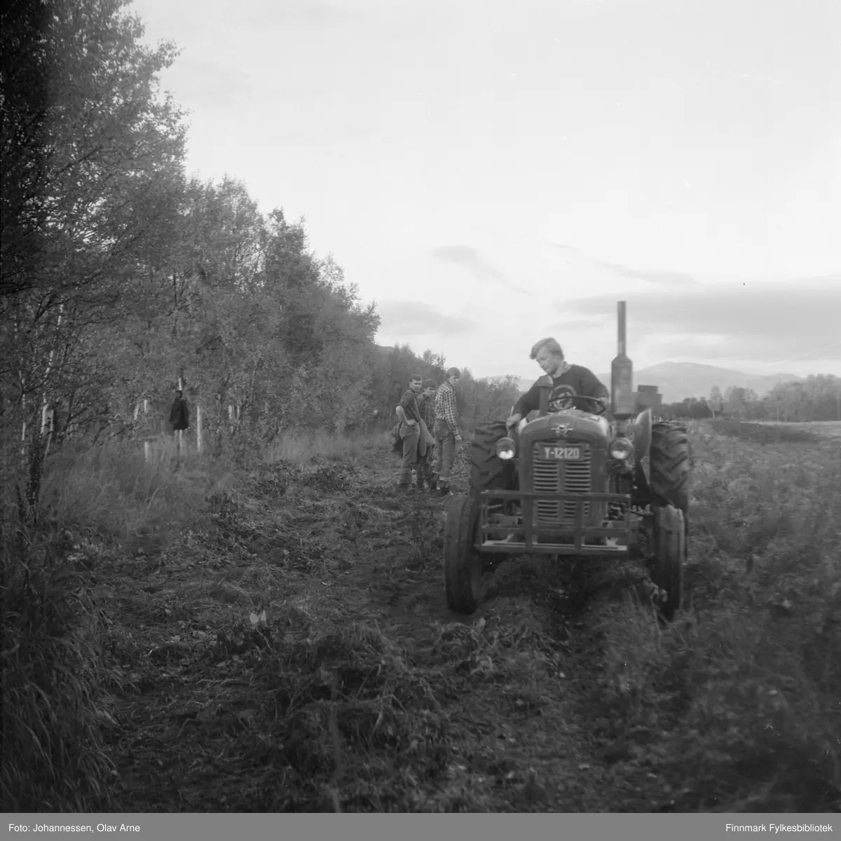 foto-av-ukjent-sted-kanskje-tana-finnmark-traktor-har-skiltnummer-y