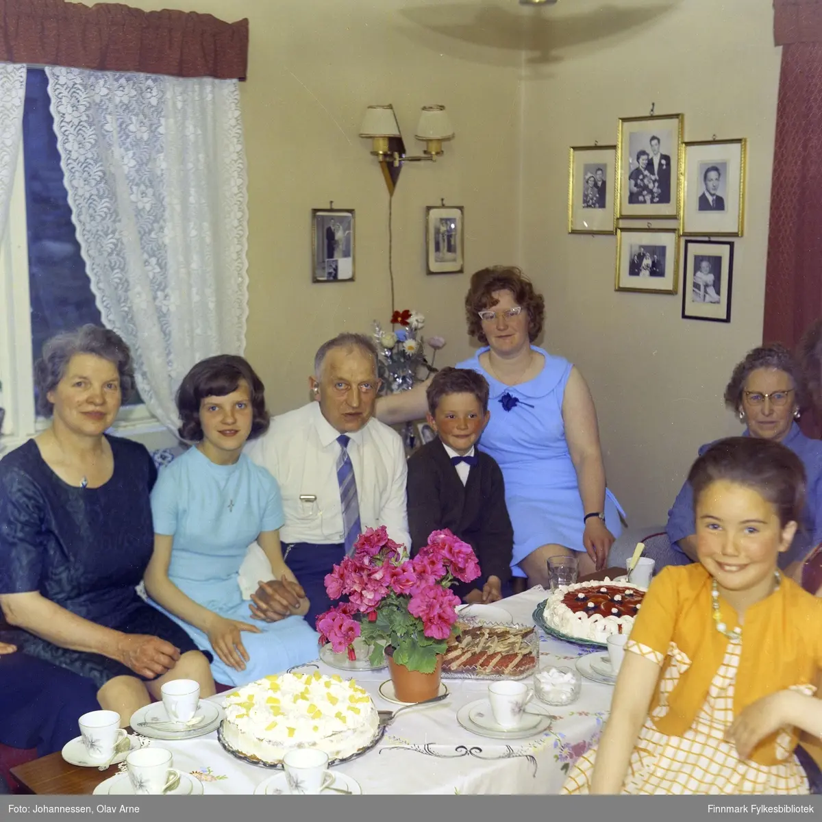 Foto av familie 

Jenta helt til høyre i gul kjole er Rita Anni Rasmussen, datter av Roger Rasmussen og kone Asbjørg Rasmussen