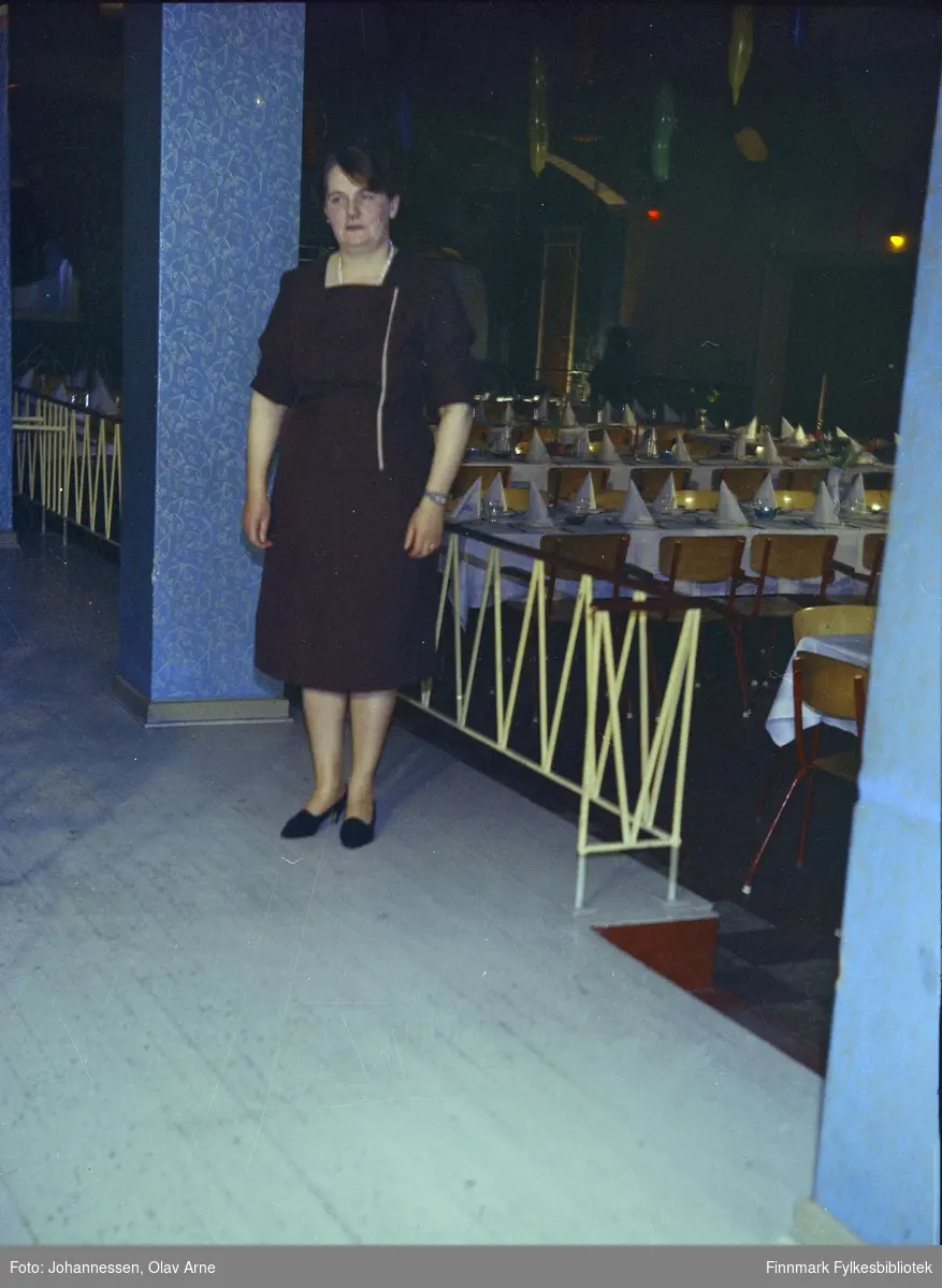 Antagelig "Peppergudrun" på skansen i Båtsfjord. Ved slossing helte hun pepper i øynene på de som slost.

Gudrun Andreassen var innehaver av Skansen resturant i Båtsfjord 

Foto trolig tatt på 1960/70-tallet

