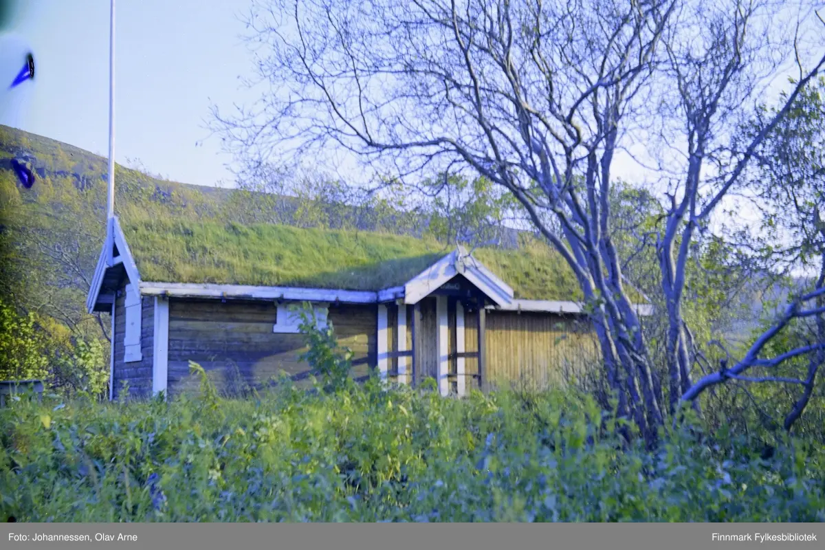 Foto av hytte med torvtak 

Foto trolig tatt på 1960/70-tallet