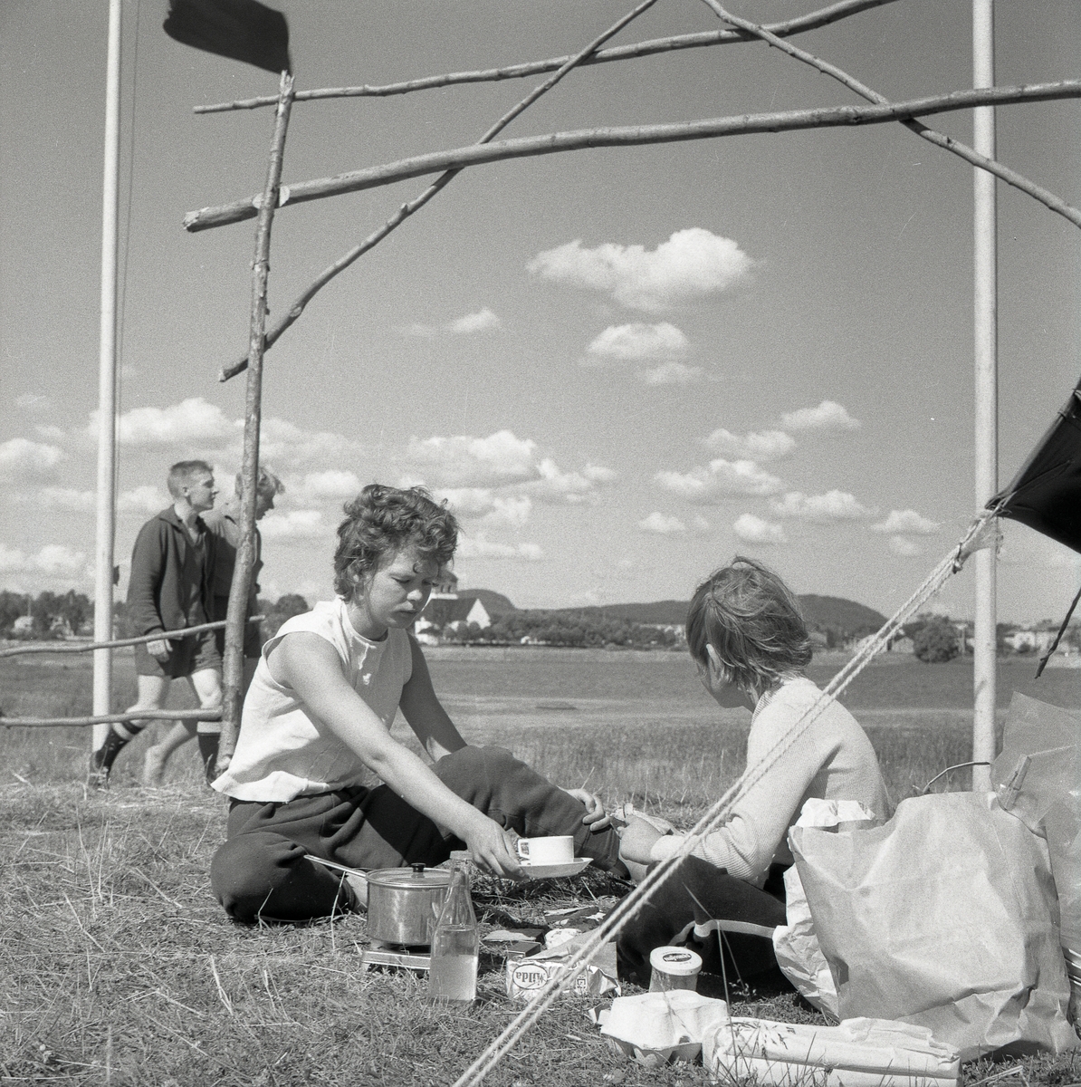 En kvinna kokar kaffe på ett spritkök under Svenska Frisksportförbundets riksläger i Bollnäs den 12-19  juni 1959.