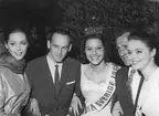 Siv Åberg, Fröken Sverige 1964. Show efter kröningen samma dag. Från vänster Lill Lindfors, Assar Rönnlund, Siv Åberg, Sixten Järnberg och Anna Sundquist.