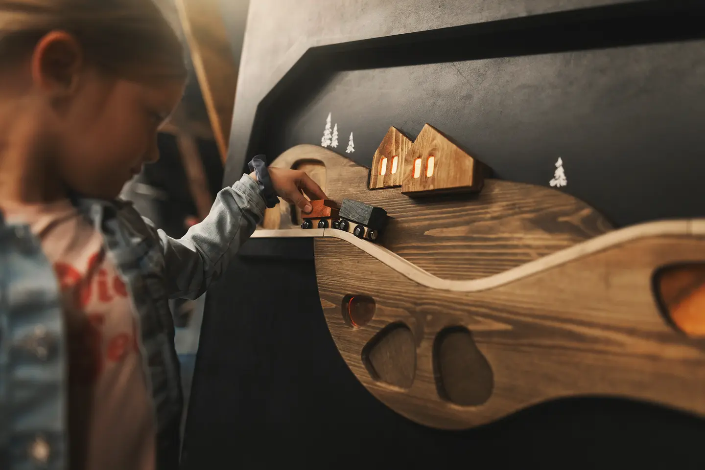 Barn leker med tog i utstillingen Inn i berget