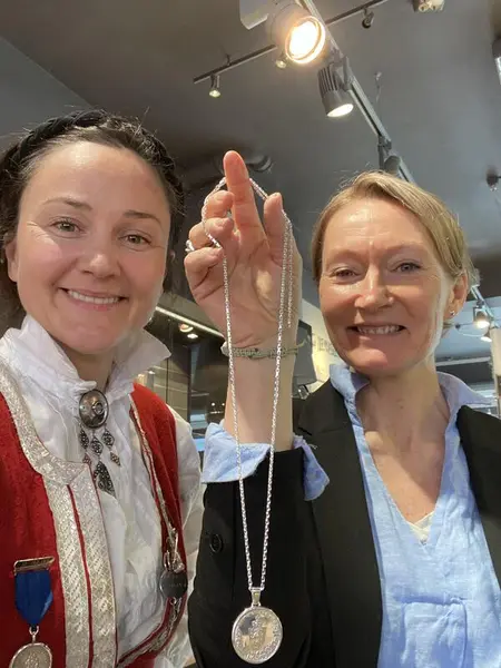 Anja Solvik sammen med gullsmed Renate Unhjem som har utformet flere symbolsterke smykker spesielt for Bunadsgeriljaen.
