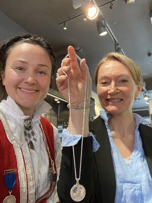 Anja Solvik sammen med gullsmed Renate Unhjem som har utformet flere symbolsterke smykker spesielt for Bunadsgeriljaen.