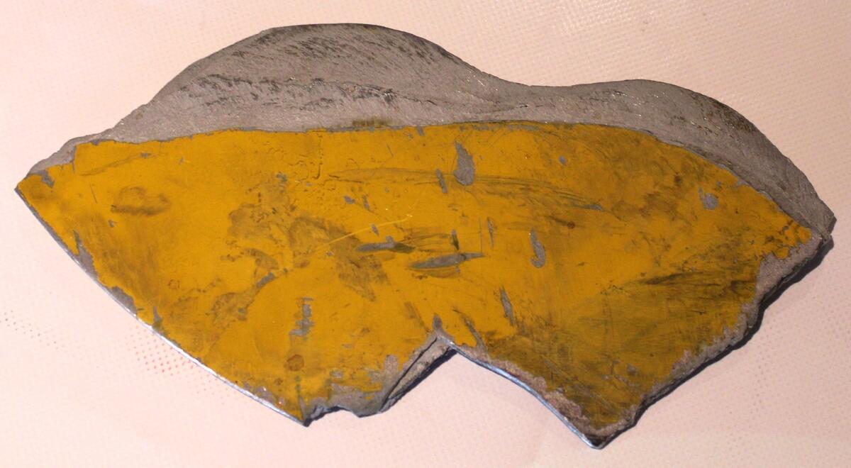 Metallbit tilhørende et propellblad til P-3 Orion.