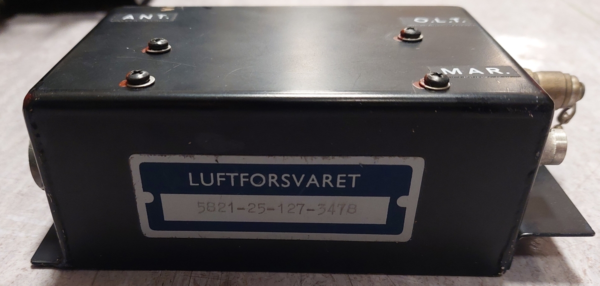 MT-110 er en modifisert Simonsen Maritim radiosett.
Ble brukt når man kommuniserte med fartøy eller kystradio.
Kontrollboksen er modifisert slik at man kan lytte på Maritim  VHF samt OLT samtidig hvist OLT radiodelen er innstallert i den ledige sloten på mountingen.
Radioen ble brukt i P-3B og i P-3N ORION. Radioen ble installert i Orion på begynnelsen av 80 tallet på radiooperatør stasjonen, og flyttet til Navigatør posisjonen da P-3B konverterte til P-3N på begynnelsen av 90 tallet.

