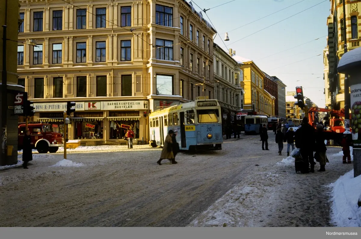 Trafikksituasjon en vinterdag, trolig i krysset Bogstadveien/Holtegata i Oslo. Serie. Datering er trolig vinteren 1982 i følge KMb-2013-008.9440. Arkivskaper og giver var Stein Magne Bach ved Nordmøre museum.