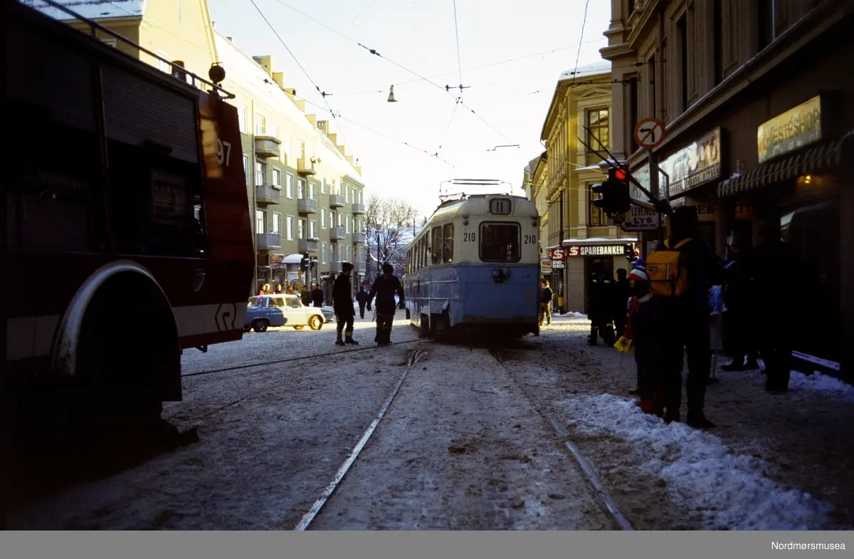 Trafikksituasjon en vinterdag, trolig i krysset Bogstadveien/Holtegata i Oslo. Serie. Datering er trolig vinteren 1982 i følge KMb-2013-008.9440. Arkivskaper og giver var Stein Magne Bach ved Nordmøre museum.