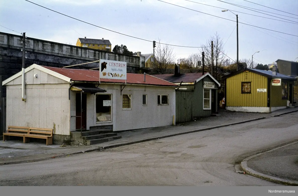 Centrum kjøtt og fisk, Alb. Eriksson skomaker samt en kiosk i Kristiansund. Arkivskaper og giver var Stein Magne Bach ved Nordmøre museum.