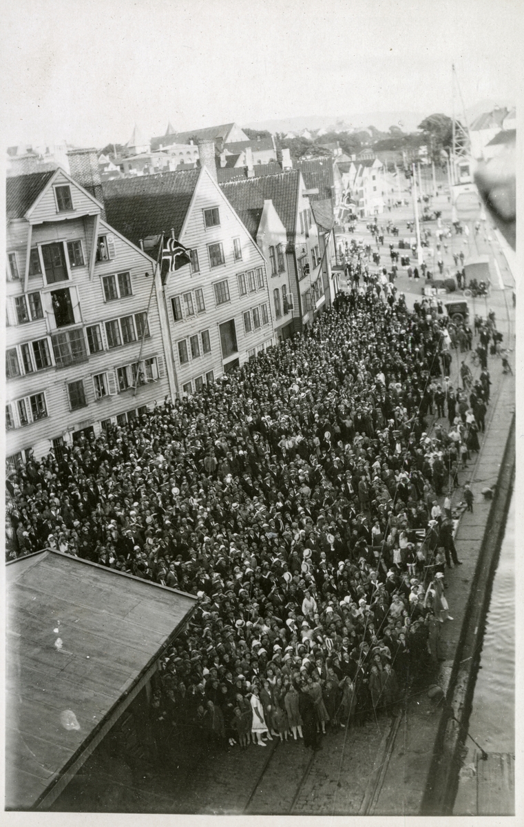 Utsyn over fremmøtte fra D/S Bergensfjord (Bilde 2) - Roald Amundsens mottagelse i Stavanger - 14. juli 1926.