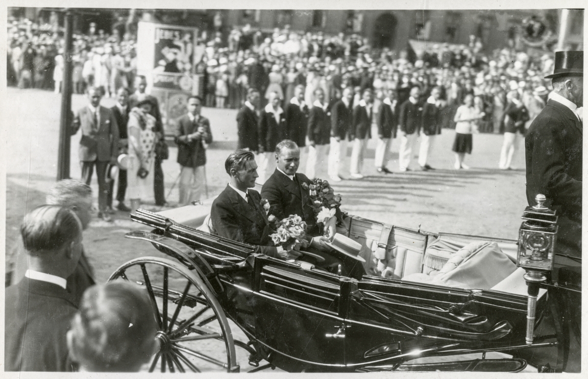 to polfarere i landauer med kusk og tilskuere - Roald Amundsens mottagelse i Stavanger - 14. juli 1925