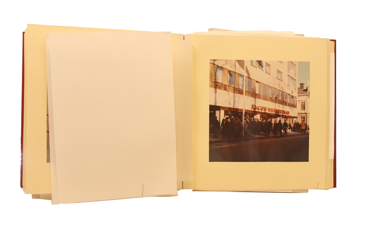Jacob Wennberg AB, Gävle. Flytten från Nygatan 41 till Valandhuset, 1964.