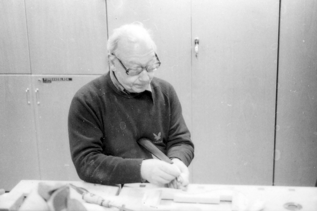 Fiolbyggarkurs i Fyllingeskolans slöjdsal, Halmstad under ledning av Thorsten Sandberg.
Motivtext foto 1: F d tryckeriägaren Sture Rydberg putsar på halsen.
Motivtext foto 2: Sture Rydberg t v och på fiol Anders Jägsell.
Motivtext foto 3: Thorsten Sandberg t h visar Kjell Pihl som gör en ny greppbräda till en trasig fiol.
Motivtext foto 4-5: Anders Bäckman skär det sista av spåret som ådern ska ligga i.
Motivtext foto 6: Anders Jägsell har limmat ihop botten och sarg och halsen.
Motivtext foto 7-9: Ove Lindahl och hans "arbetsplats". Han filar kanterna på locket. Botten och sarg ligger färdiga.
Motivext foto 10: Kjell Pihl arbetar med greppbräda av ebenholz.
Motitext foto 11: Thorsten Sandberg håller på att göra i ordning åskådningsmaterial till museets vandringsutställning.
Motivtext foto 12-14: Sture Rydberg slipar halsen. På hyvelbänken ligger lock, botten och mall och många redskap.
Motivtext foto 15-16: se neg nr 9-11. Foto 7-9.
Motivtext foto 17: Sture Rydberg.
Motivtext foto 18-19: Ove Lindahl.
Motivtext foto 20: Thorsten Sandberg.
Motivtext foto 21-22: Thorsten Sandberg hjälper Sture Rydberg. Halsens anslutning till fiolen riktas med en bräda.
Motivtext foto 23-29: Justering av basbjälken, som sitter limmad på insidan av locket. Thorsten Sandberg skär bort en del, knackar i träet och hör på ljudet.
