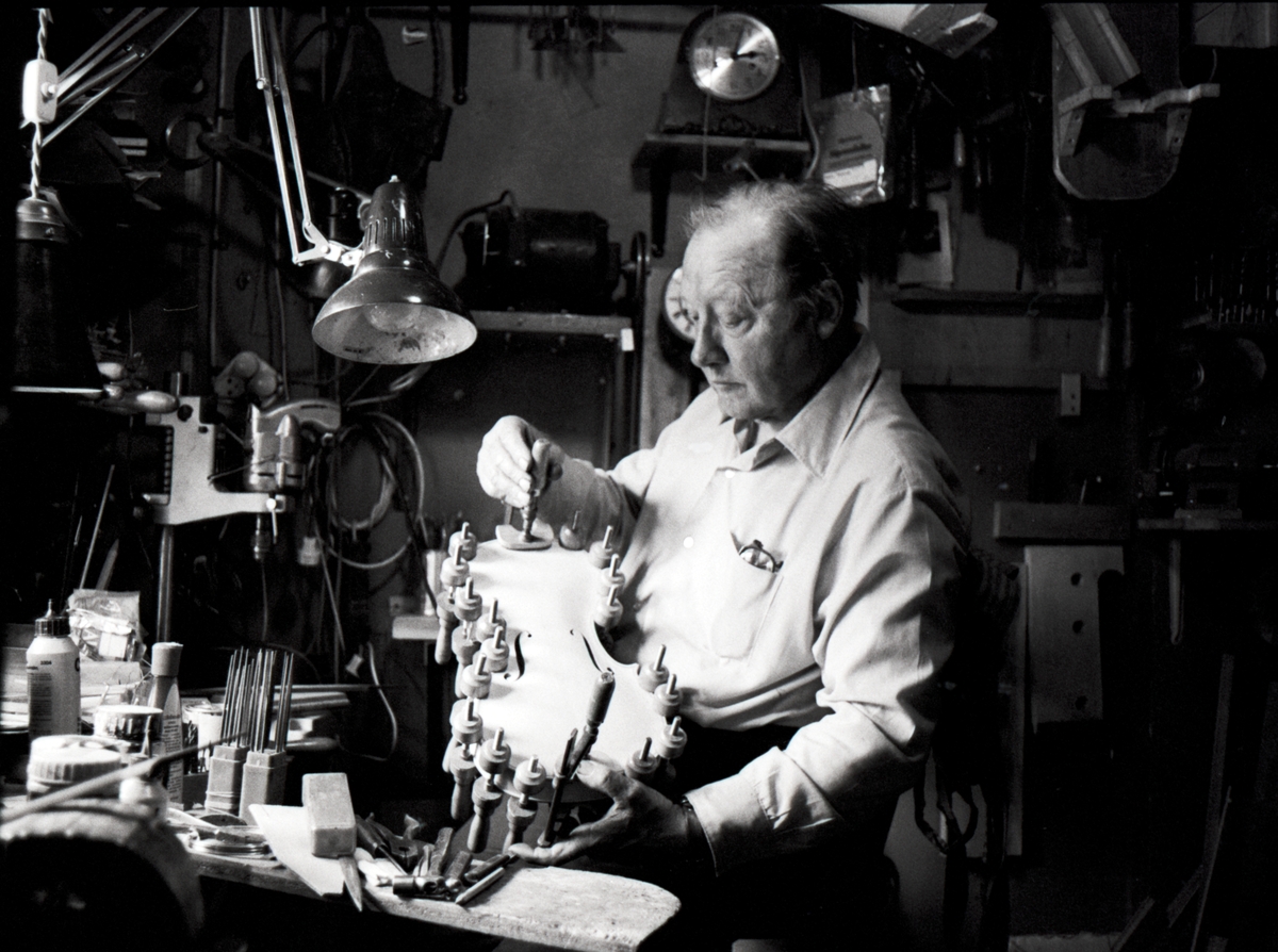Fiolbyggare Arne Hakberg.