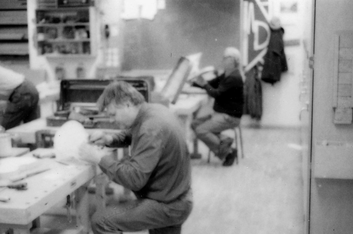 Fiolbyggarkurs i Fyllingeskolans slöjdsal, Halmstad under ledning av Thorsten Sandberg.
Motivtext foto 1: F d tryckeriägaren Sture Rydberg putsar på halsen.
Motivtext foto 2: Sture Rydberg t v och på fiol Anders Jägsell.
Motivtext foto 3: Thorsten Sandberg t h visar Kjell Pihl som gör en ny greppbräda till en trasig fiol.
Motivtext foto 4-5: Anders Bäckman skär det sista av spåret som ådern ska ligga i.
Motivtext foto 6: Anders Jägsell har limmat ihop botten och sarg och halsen.
Motivtext foto 7-9: Ove Lindahl och hans "arbetsplats". Han filar kanterna på locket. Botten och sarg ligger färdiga.
Motivext foto 10: Kjell Pihl arbetar med greppbräda av ebenholz.
Motitext foto 11: Thorsten Sandberg håller på att göra i ordning åskådningsmaterial till museets vandringsutställning.
Motivtext foto 12-14: Sture Rydberg slipar halsen. På hyvelbänken ligger lock, botten och mall och många redskap.
Motivtext foto 15-16: se neg nr 9-11. Foto 7-9.
Motivtext foto 17: Sture Rydberg.
Motivtext foto 18-19: Ove Lindahl.
Motivtext foto 20: Thorsten Sandberg.
Motivtext foto 21-22: Thorsten Sandberg hjälper Sture Rydberg. Halsens anslutning till fiolen riktas med en bräda.
Motivtext foto 23-29: Justering av basbjälken, som sitter limmad på insidan av locket. Thorsten Sandberg skär bort en del, knackar i träet och hör på ljudet.
