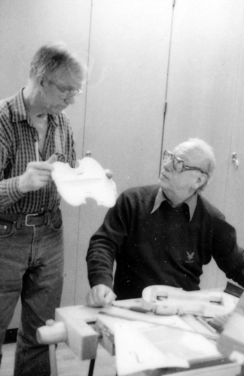 Fiolbyggarkurs i Fyllingeskolans slöjdsal, Halmstad under ledning av Thorsten Sandberg.
Motivtext foto 1: F d tryckeriägaren Sture Rydberg putsar på halsen.
Motivtext foto 2: Sture Rydberg t v och på fiol Anders Jägsell.
Motivtext foto 3: Thorsten Sandberg t h visar Kjell Pihl som gör en ny greppbräda till en trasig fiol.
Motivtext foto 4-5: Anders Bäckman skär det sista av spåret som ådern ska ligga i.
Motivtext foto 6: Anders Jägsell har limmat ihop botten och sarg och halsen.
Motivtext foto 7-9: Ove Lindahl och hans "arbetsplats". Han filar kanterna på locket. Botten och sarg ligger färdiga.
Motivext foto 10: Kjell Pihl arbetar med greppbräda av ebenholz.
Motitext foto 11: Thorsten Sandberg håller på att göra i ordning åskådningsmaterial till museets vandringsutställning.
Motivtext foto 12-14: Sture Rydberg slipar halsen. På hyvelbänken ligger lock, botten och mall och många redskap.
Motivtext foto 15-16: se neg nr 9-11. Foto 7-9.
Motivtext foto 17: Sture Rydberg.
Motivtext foto 18-19: Ove Lindahl.
Motivtext foto 20: Thorsten Sandberg.
Motivtext foto 21-22: Thorsten Sandberg hjälper Sture Rydberg. Halsens anslutning till fiolen riktas med en bräda.
Motivtext foto 23-29: Justering av basbjälken, som sitter limmad på insidan av locket. Thorsten Sandberg skär bort en del, knackar i träet och hör på ljudet.
