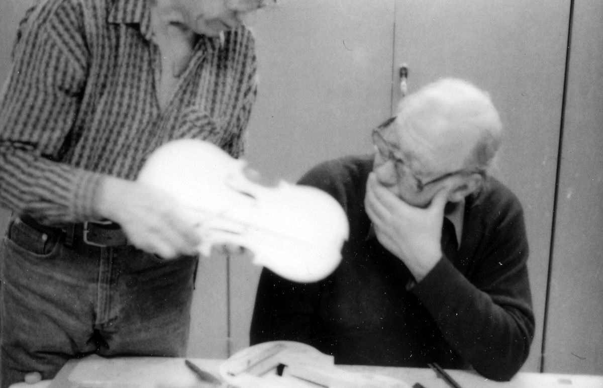 Fiolbyggarkurs i Fyllingeskolans slöjdsal, Halmstad under ledning av Thorsten Sandberg.
Motivtext foto 1: F d tryckeriägaren Sture Rydberg putsar på halsen.
Motivtext foto 2: Sture Rydberg t v och på fiol Anders Jägsell.
Motivtext foto 3: Thorsten Sandberg t h visar Kjell Pihl som gör en ny greppbräda till en trasig fiol.
Motivtext foto 4-5: Anders Bäckman skär det sista av spåret som ådern ska ligga i.
Motivtext foto 6: Anders Jägsell har limmat ihop botten och sarg och halsen.
Motivtext foto 7-9: Ove Lindahl och hans "arbetsplats". Han filar kanterna på locket. Botten och sarg ligger färdiga.
Motivext foto 10: Kjell Pihl arbetar med greppbräda av ebenholz.
Motitext foto 11: Thorsten Sandberg håller på att göra i ordning åskådningsmaterial till museets vandringsutställning.
Motivtext foto 12-14: Sture Rydberg slipar halsen. På hyvelbänken ligger lock, botten och mall och många redskap.
Motivtext foto 15-16: se neg nr 9-11. Foto 7-9.
Motivtext foto 17: Sture Rydberg.
Motivtext foto 18-19: Ove Lindahl.
Motivtext foto 20: Thorsten Sandberg.
Motivtext foto 21-22: Thorsten Sandberg hjälper Sture Rydberg. Halsens anslutning till fiolen riktas med en bräda.
Motivtext foto 23-29: Justering av basbjälken, som sitter limmad på insidan av locket. Thorsten Sandberg skär bort en del, knackar i träet och hör på ljudet.