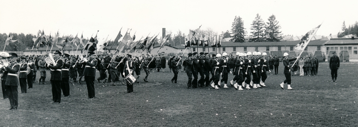 Regementets och försvarsområdets dag den 4 maj 1974

Bild 1 Fanvakt inmarscherar, fanförare löjtnant Alf Görsjö, 2:e fanförare löjtnant Krister Eriksson.

Bild 2 Frivilligorganisationerna kommer på plats

Bild 3 Musikkåren underhåller vid samlingen