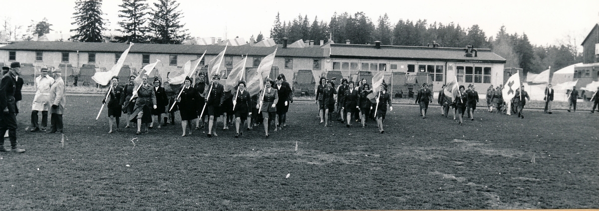 Regementets och försvarsområdets dag den 4 maj 1974

Bild 1 Fanvakt inmarscherar, fanförare löjtnant Alf Görsjö, 2:e fanförare löjtnant Krister Eriksson.

Bild 2 Frivilligorganisationerna kommer på plats

Bild 3 Musikkåren underhåller vid samlingen