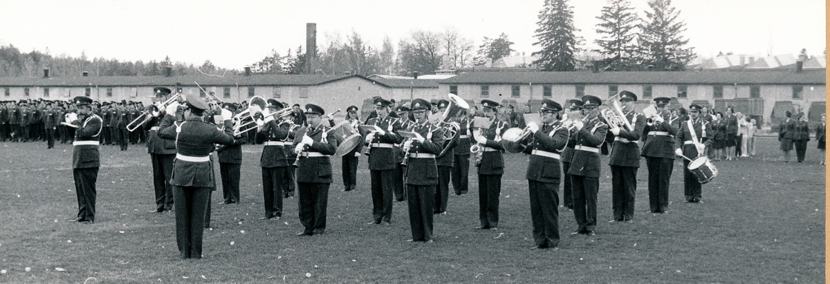 Regementets och försvarsområdets dag den 4 maj 1974

Bild 1 Fanvakt inmarscherar, fanförare löjtnant Alf Görsjö, 2:e fanförare löjtnant Krister Eriksson.

Bild 2 Frivilligorganisationerna kommer på plats

Bild 3 Musikkåren underhåller vid samlingen
