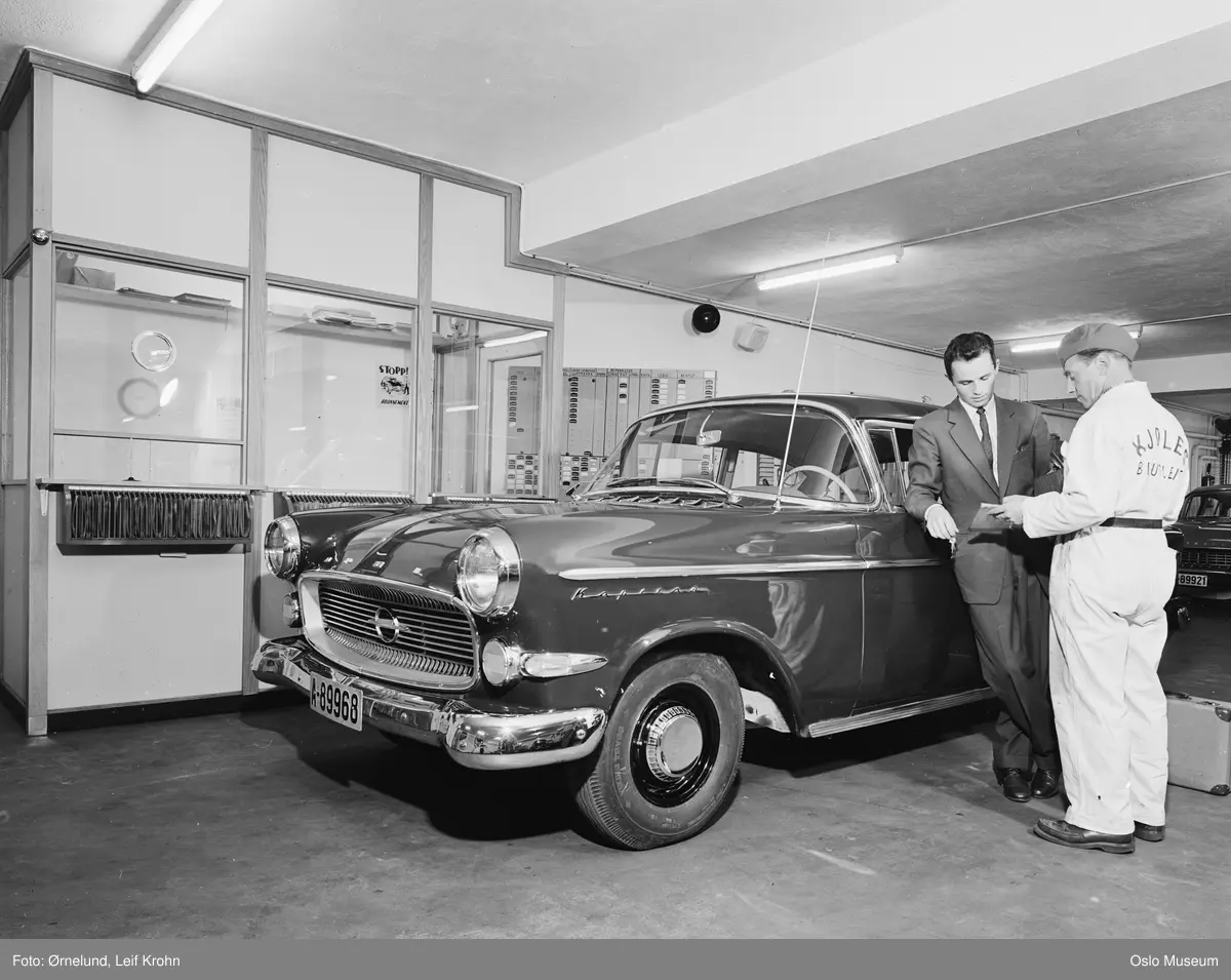 Kjøles bilutleie, interiør, bil, Opel Kaptein, menn