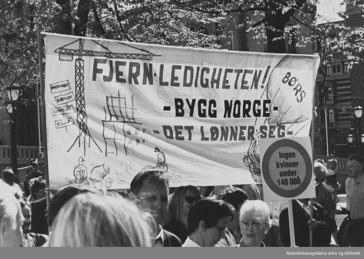 1. mai 1990. Transparent: Fjern ledigheten! - Bygg norge- Det lønner seg. Foran: Ingen kvinner under 140 000.