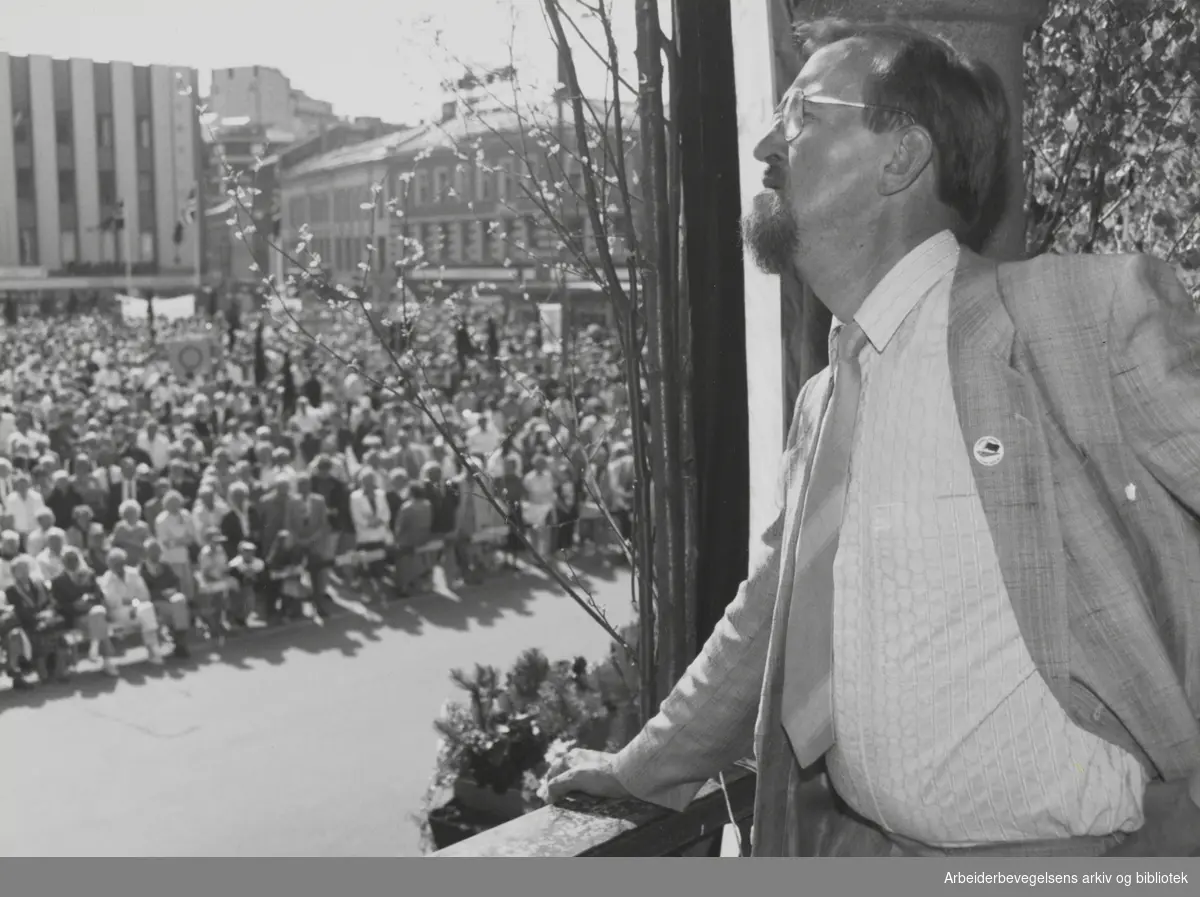 1. mai 1990. På Youngstorget i Oslo. LO leder Yngve Hågensen.