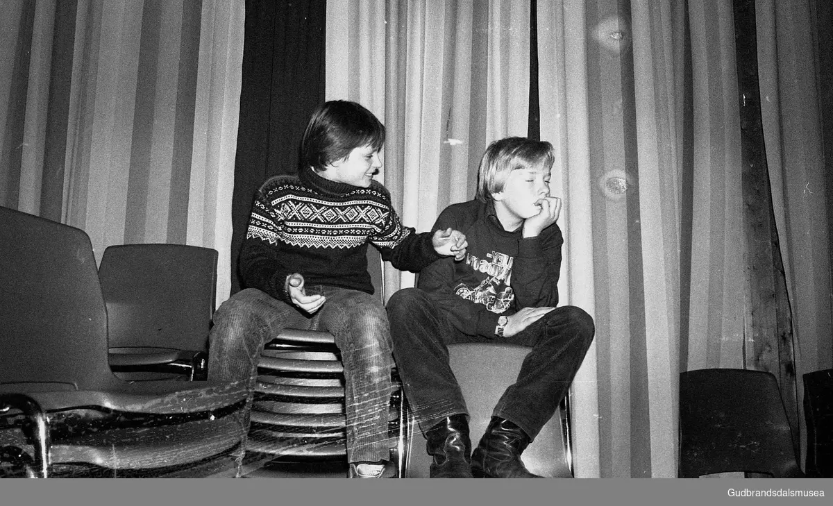 Prekeil'n, skuleavis Vågå ungdomsskule, 1974-84
Elevfest. Ulf Ryen (?) og Nils Valde (?).
Speilvendt