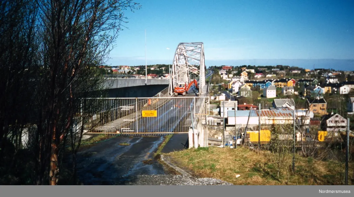 Den gamle Nordsundbruaskal rives. Stålbuebroen, som ble tatt i bruk 20. desember 1936, var 304 meter lang med et hovedspenn på 80 meter. I 1979 ble nye Nordsundbroen bygt. Broen som er en del alv Riksvei 70 er 333 meter lang og har en seilingshøyde på 28 meter. Den gamle broen ble stående frem til den ble demontert og fjernet sommeren 1999.
Kilde: https://kristiansund.nkdb.no/objekt/80093/Nordsundbrua Arkivskaper og giver av fotosamlingen var Stein Magne Bach ved Nordmøre museum.