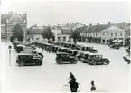 Västerås.
Ett stort antal bilar står parkerade på Stora torget, c:a 1930-tal.