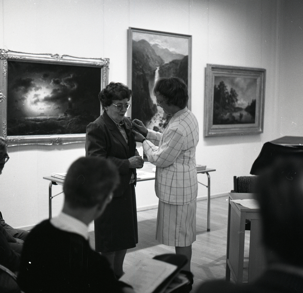 En kvinna ger en annan kvinna ett medlemsmärke i Gävle den 19 maj 1990.