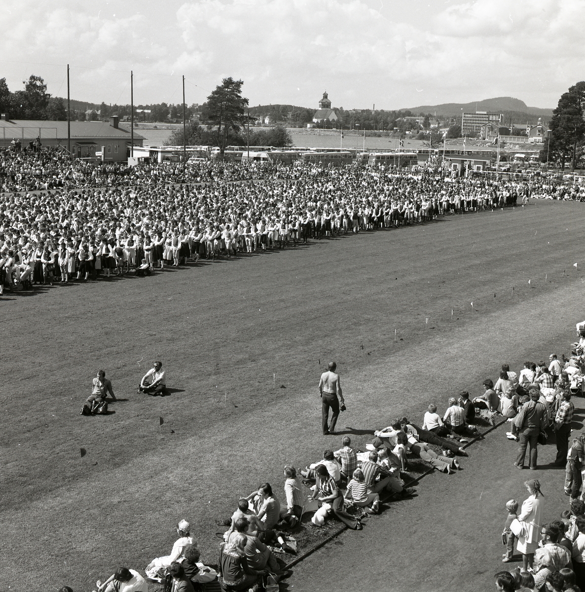 En stor folksamling vid Hälsingehambon i Bollnäs den 8 juli 1978.