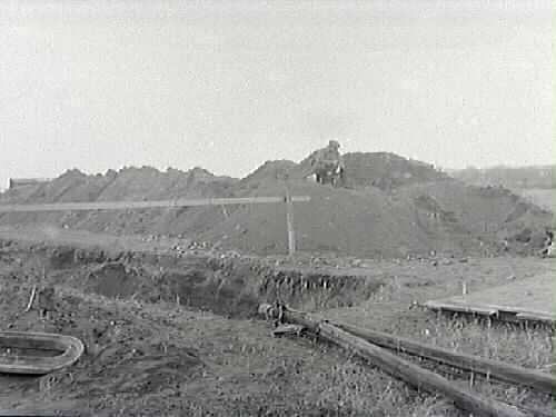Bilder från utgrävning 1931 på Fridhemsberg, Varberg. Bild 1: Västra tvärschaktet. En man sitter ovanpå schaktmassorna. Bild 2: Dr Niklasson i gropen. Bild 3: Öst-västliga schaktets östra ända. Fotografen var chef på Varbergs museum.