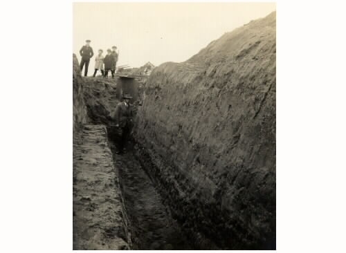 Bilder från utgrävning 1931 på Fridhemsberg, Varberg. Bild 1: Västra tvärschaktet. En man sitter ovanpå schaktmassorna. Bild 2: Dr Niklasson i gropen. Bild 3: Öst-västliga schaktets östra ända. Fotografen var chef på Varbergs museum.