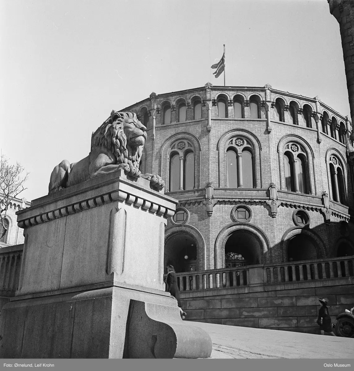 løveskulptur, Stortingsbygningen