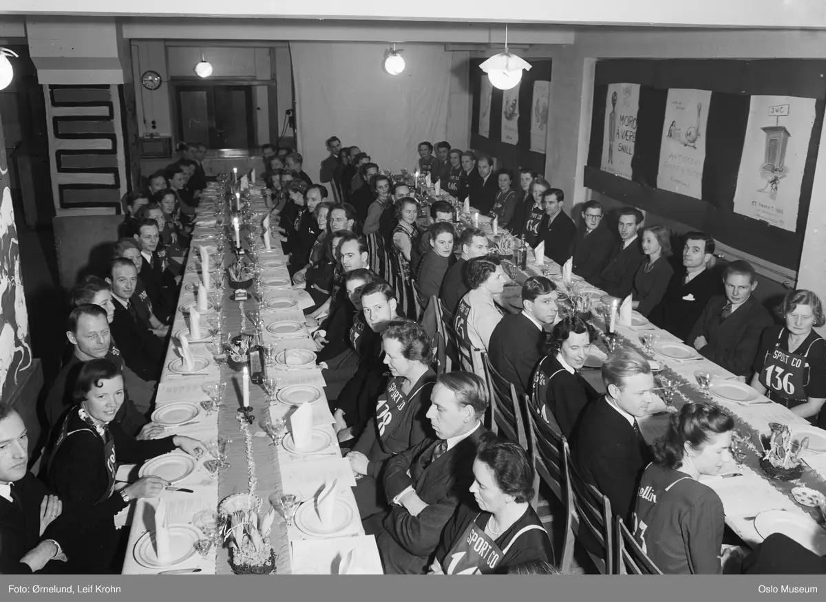 Cappelens forlag, julebord, langbord, oppdekning, menn, kvinner