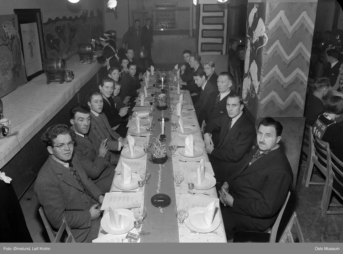 Cappelens forlag, julebord, langbord, oppdekning, menn