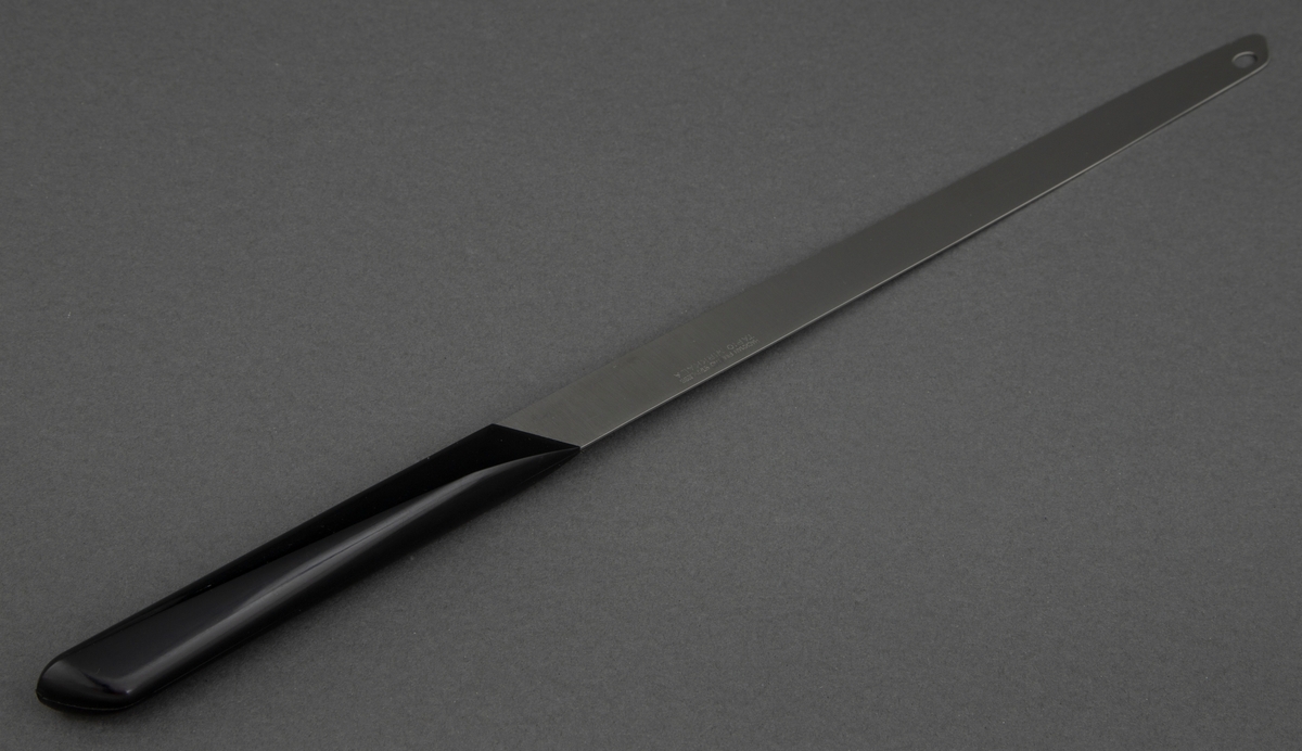 Laksekniv/ Fileteringskniv i rustfritt stål med svart, kantete nylonskaft. Skaftet er festet skrått til bladet. Utstanset oval øverst i knivbladet for oppheng.