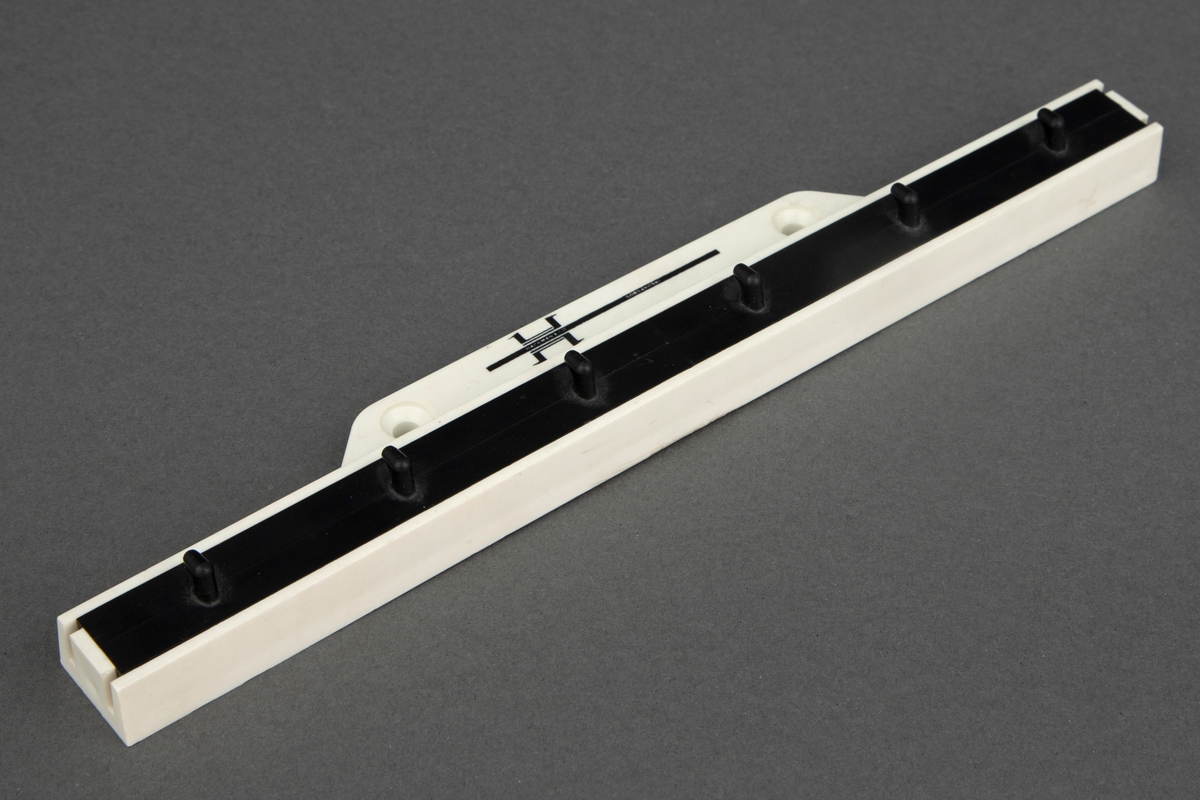 Knaggrekke av hvit plast med plass til seks kniver.