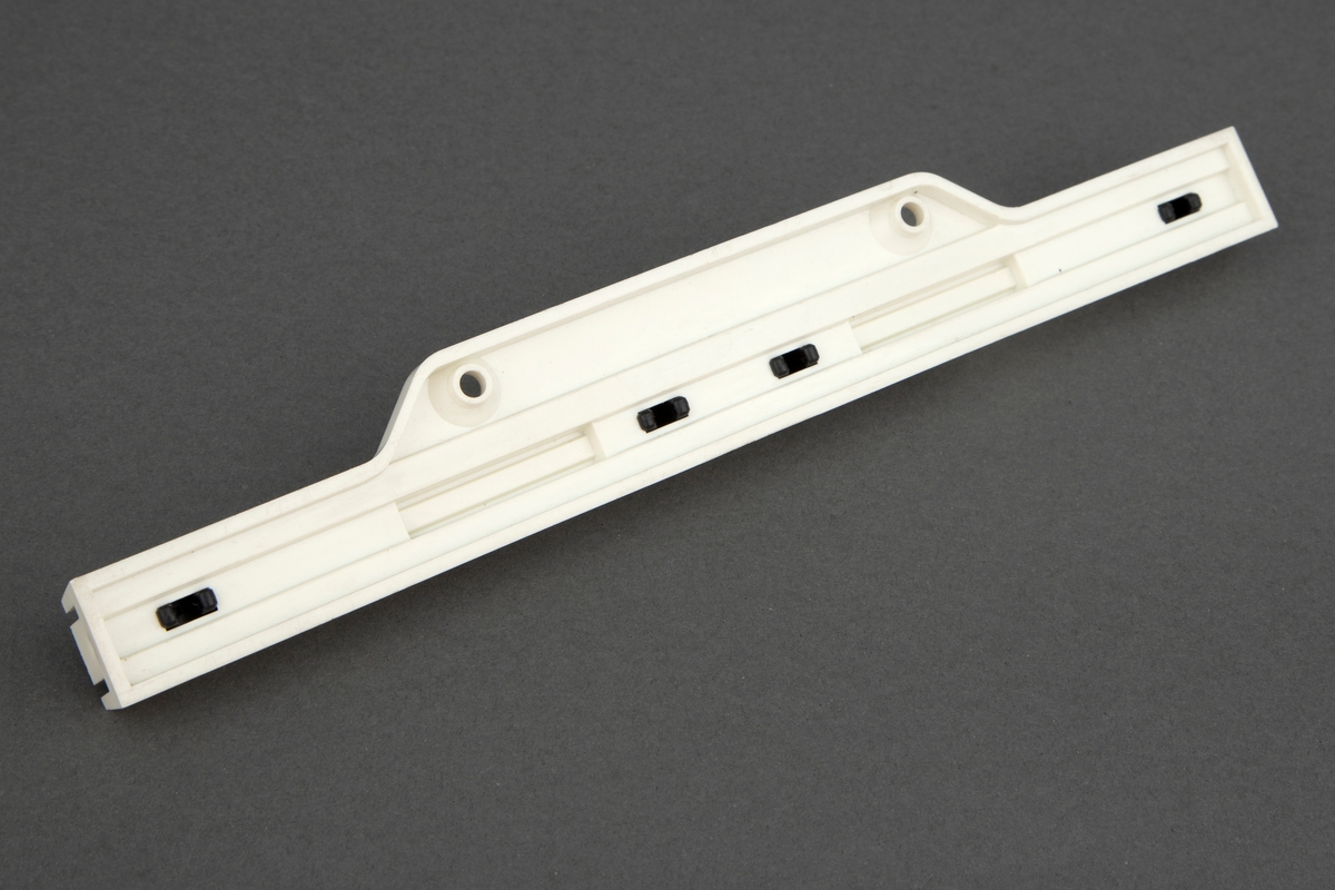 Knaggrekke av hvit plast med plass til seks kniver.