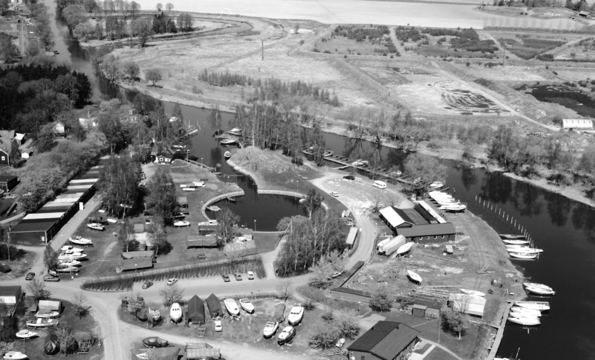 Flygbild över Motorbåtshamnen och Stångån, Linköping år 1987.