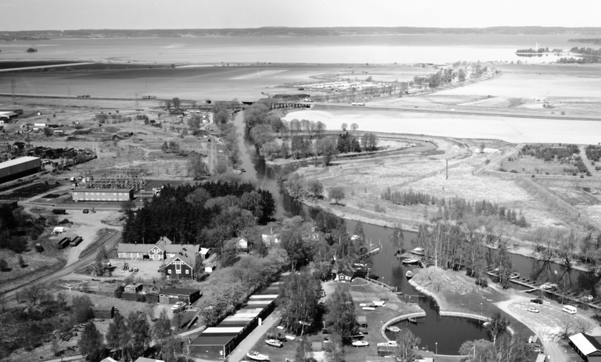 Flygfoto över Stågån, småbåtshamnen, Roxen, Linköping år 1987